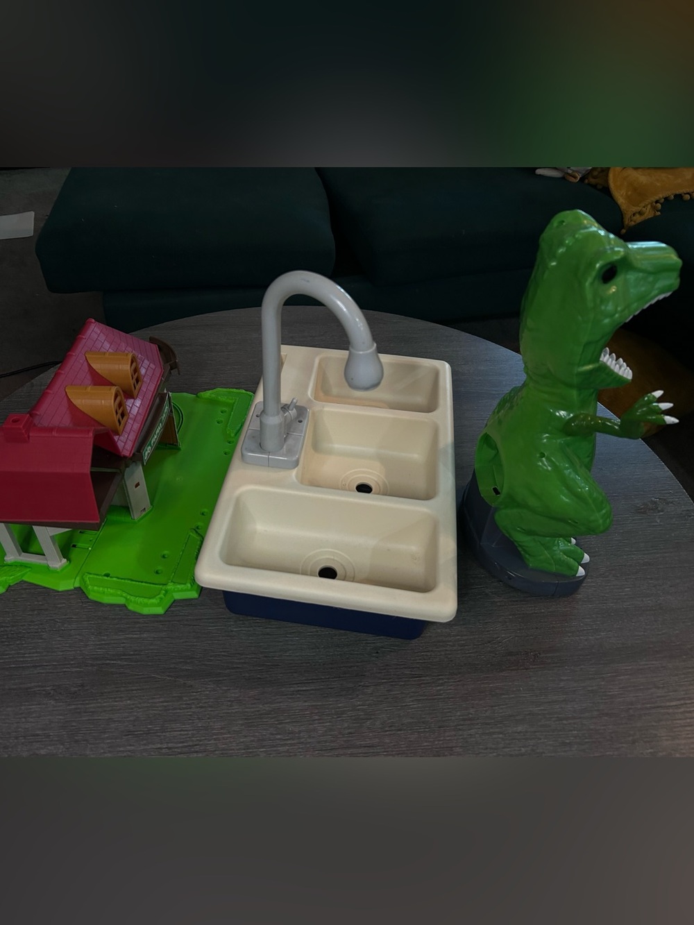 Assorted play sets - Picture 2 of 3